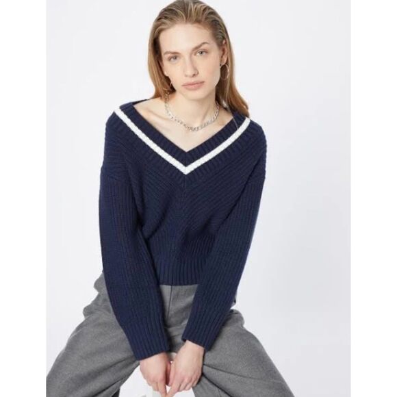 NWT Abercrombie & Fitch Tipped Wide V-Neck Relaxed Sweater Navy Blue Sz Medium - Picture 1 of 11